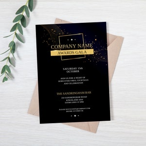 Pode incluir: Um convite preto e dourado para um gala de prémios de empresa. O convite apresenta uma moldura dourada com o texto "COMPANY NAME AWARDS GALA" e detalhes sobre o evento, incluindo a data, a hora e o local. O fundo é azul escuro com glitter dourado e linhas onduladas.