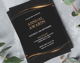Pode incluir: Cartão de convite preto e dourado com um design ornamentado. O texto diz "Por favor, junte-se a nós para nossos Prêmios Anuais, Sábado, 24 de setembro, Fox Estate, 77 Winchester Lane, Riccarton, Portas abertas às 20h, Código de vestimenta: Gravata preta, RSVP até 31 de agosto."