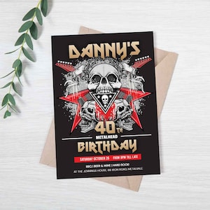Könnte beinhalten: Eine schwarze und rote Geburtstagseinladung mit einem Totenkopf- und Knochenkreuz-Design. Der Text lautet "Danny's 40th Metalhead Birthday" und enthält das Datum, die Uhrzeit und den Ort der Party.