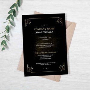 Könnte beinhalten: Eine schwarze und goldene Einladung zu einer Firmen-Gala. Die Einladung verfügt über einen dekorativen Rahmen und einen Text, der lautet: "Company Name Awards Gala, Samstag, 15. Oktober, Begleiten Sie uns zu einem Abend mit Häppchen, Cocktails und Feierlichkeiten, The Sandringham Bar, 254 Sandringham Road, Kingsland 1010, Einlass ab 20 Uhr, Bitte melden Sie sich bis zum 5. Oktober bei events@company.com an."