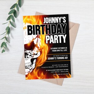 Op de afbeelding: Een zwarte en oranje verjaardagsuitnodiging met een schedel en vlammen. De tekst luidt "Johnny's Birthday Party", "Zaterdag 26 oktober van 20.00 uur tot laat", "Maak je klaar om te feesten! Johnny wordt 40!" en "RSVP Emma 012 345 6789".