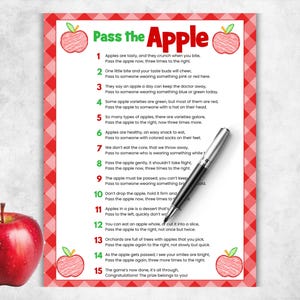 Può includere: Un foglio di gioco stampato intitolato Pass the Apple con un bordo a quadretti rossi e illustrazioni di mele disegnate a mano. Il foglio contiene quindici istruzioni numerate per un gioco. Una penna a sfera argentata poggia in diagonale sul foglio.