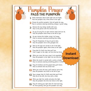 Op de afbeelding: Een wit rechthoekig spelblad getiteld Pumpkin Prayer Pass the Pumpkin met oranje tekst en pompoenillustraties. Het bevat een genummerde lijst met vijftien instructies voor een groepsactiviteit, inclusief een oranje stervormig label met de tekst Instant Download.