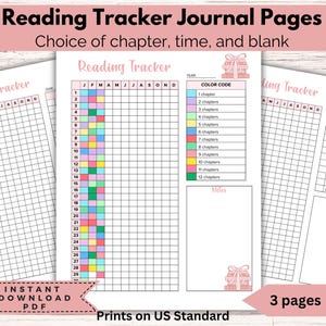 Op de afbeelding: Drie pagina's tellende leestracker-journaalpagina's met de tekst "Reading Tracker Journal Pages" en "Choice of chapter, time, and blank". De pagina's bevatten een kleurcode, een notitiegedeelte en een raster om de leesvoortgang bij te houden. De tekst "Instant Download PDF" is ook zichtbaar.
