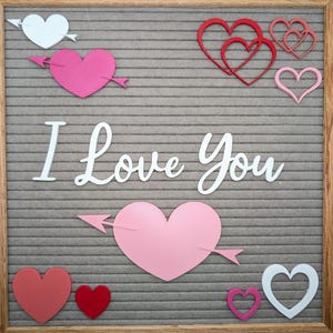 Juego de tableros de letras con la frase "Te amo"