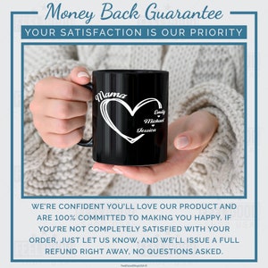 Pu&ograve; includere: Una tazza da caff&egrave; in ceramica nera con un design a forma di cuore bianco e le parole "Mama", "Emily", "Michael" e "Jessica" scritte all'interno del cuore. La tazza &egrave; tenuta da una mano.