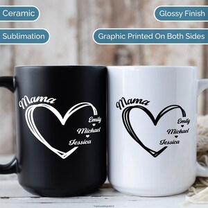 Pu&ograve; includere: Due tazze da caff&egrave; in ceramica con finitura lucida. Entrambe le tazze presentano una grafica in bianco e nero di un cuore con la parola "Mama" sopra. Il cuore ha tre cuori pi&ugrave; piccoli all'interno con i nomi "Emily", "Michael" e "Jessica" scritti sotto.
