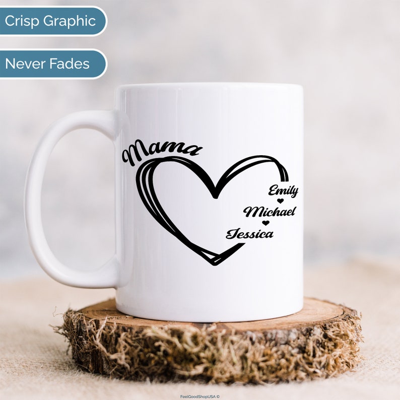 Pu&ograve; includere: Tazza in ceramica bianca con un design nero a forma di cuore con la parola "Mama" sopra e i nomi "Emily", "Michael" e "Jessica" all'interno del cuore.