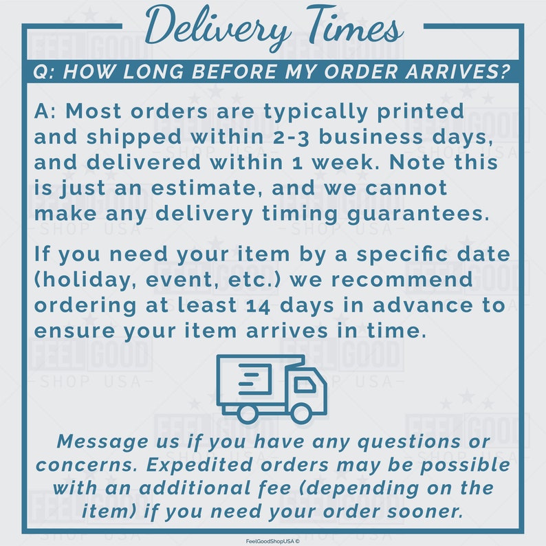 Pu&ograve; includere: Una grafica blu e bianca con il testo "Delivery Times" e "Q: HOW LONG BEFORE MY ORDER ARRIVES?" La grafica spiega che la maggior parte degli ordini viene generalmente stampata e spedita entro 2-3 giorni lavorativi e consegnata entro 1 settimana. Indica anche che se hai bisogno del tuo articolo entro una data specifica, dovresti ordinarlo almeno 14 giorni in anticipo. Nella grafica &egrave; raffigurato un camion dei cartoni animati.