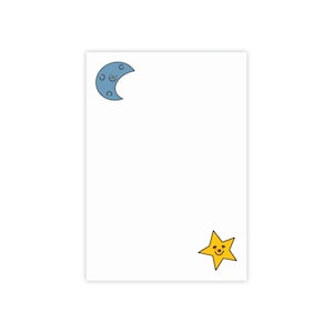 Può includere: Uno sfondo bianco con una luna crescente blu con un viso sorridente e una stella gialla con un viso sorridente.