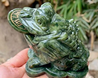 Jade carving beautiful lifelike money jade golden Lucky toad jade toad statue sculpture collection，Paperweight jade crystal toad Decoration