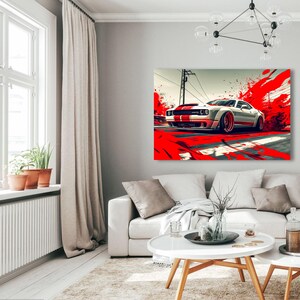 Op de afbeelding: Een witte Dodge Challenger muscle car met rode race strepen rijdt op een weg met rode verfspatten op de achtergrond.