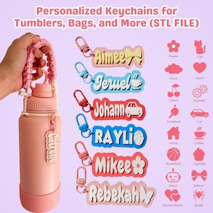 Puede incluir: Llaveros personalizados para vasos, bolsos y más (ARCHIVO STL). Una botella de agua rosa con un asa trenzada rosa y una etiqueta con el nombre Catrene. Seis llaveros con nombres adicionales e iconos como un lazo, taza de café, coche y mariposa.