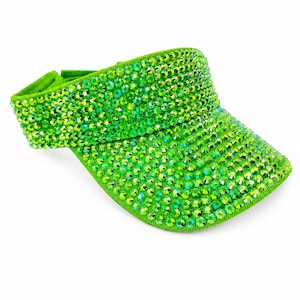 Puede incluir: Una vibrante visera verde, completamente incrustada con brillantes pedrer&iacute;a. La visera presenta una visera curvada y una banda el&aacute;stica ajustable para un ajuste c&oacute;modo. Este accesorio a&ntilde;ade un toque de glamour y es perfecto para d&iacute;as soleados.