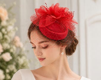 Elegante tocado floral con velo, ideal para fiestas de té en el Derby de Kentucky o como accesorio para el cabello en bodas, iglesias y cócteles.