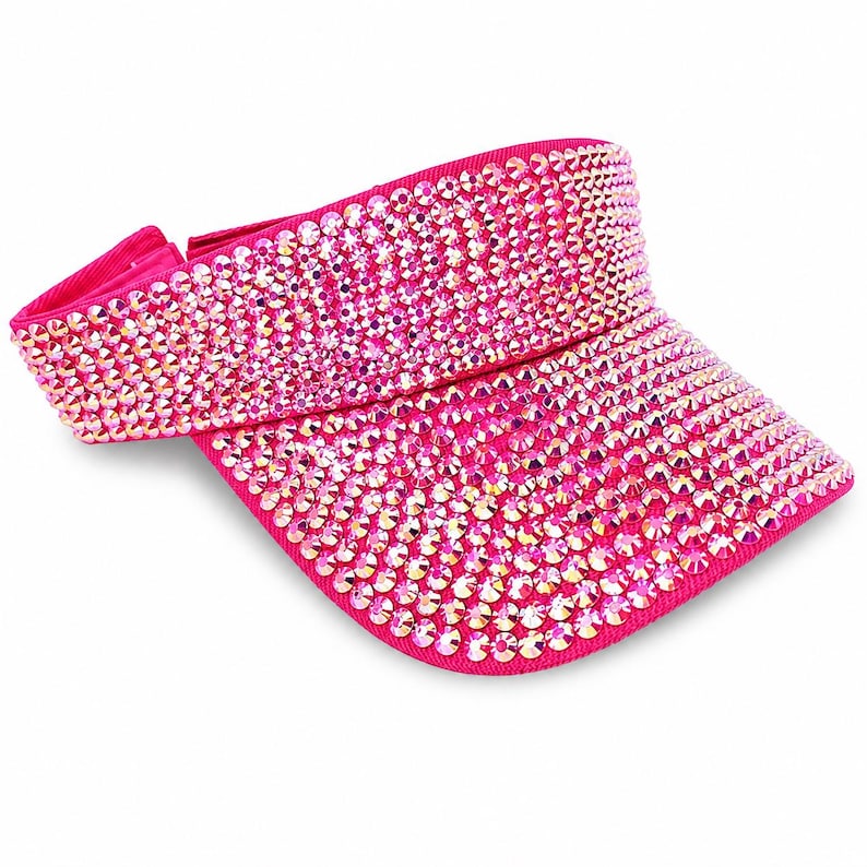 Puede incluir: Una visera rosa brillante cubierta de brillantes pedrer&iacute;a. La visera presenta una visera curvada y una banda de tela para un ajuste c&oacute;modo. Las piedras est&aacute;n densamente empaquetadas, creando un efecto deslumbrante. Este accesorio a&ntilde;ade un toque de glamour.