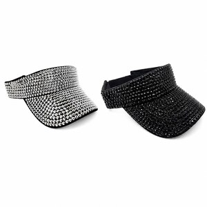 Puede incluir: Se muestran dos viseras, una plateada y otra negra. La visera plateada est&aacute; cubierta de brillantes pedrer&iacute;a, mientras que la visera negra tiene un dise&ntilde;o similar. Ambas viseras tienen una visera curva y una banda para la cabeza.