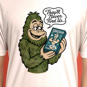 Shazaam Mandela Effekt T-Shirt - Lustiges Bigfüße VHS T-Shirt - Retro Verschwörungstheory Shirt - Sindbad Genie Parodie Grafik - Sie werden uns nie finden