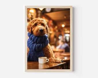 Op de afbeelding: Een bruine en witte hond met een blauwe gebreide sjaal zit aan een tafel met een witte koffiekop. De hond kijkt naar de camera.