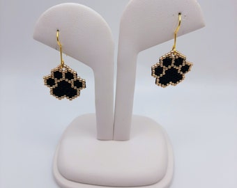 Orecchini con stampa zampa di cane con perline fatte a mano in nero e oro