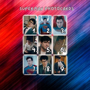 Op de afbeelding: Een verzameling van negen Superman-fotokaarten gerangschikt in een raster, met diverse afbeeldingen van een man met donker haar. De tekst SUPERMAN PHOTOCARDS staat bovenaan. De afbeeldingen tonen het onderwerp in verschillende outfits, waaronder een pak en het iconische blauwe en rode superheldenkostuum, waarbij op sommige afbeeldingen een bril wordt gedragen.