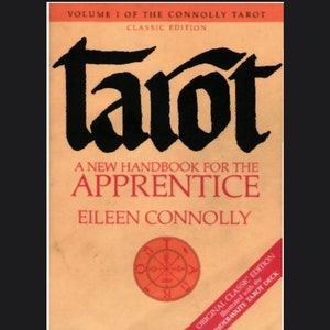 Puede incluir: Una portada de libro con fondo amarillo y texto negro que dice "Volume I of the Connolly Tarot Classic Edition Tarot A New Handbook for the Apprentice Eileen Connolly". La portada también presenta un círculo rojo con un símbolo en su interior y una pancarta roja que dice "Original Classic Edition Illustrated with the Rider-Waite Tarot Deck".