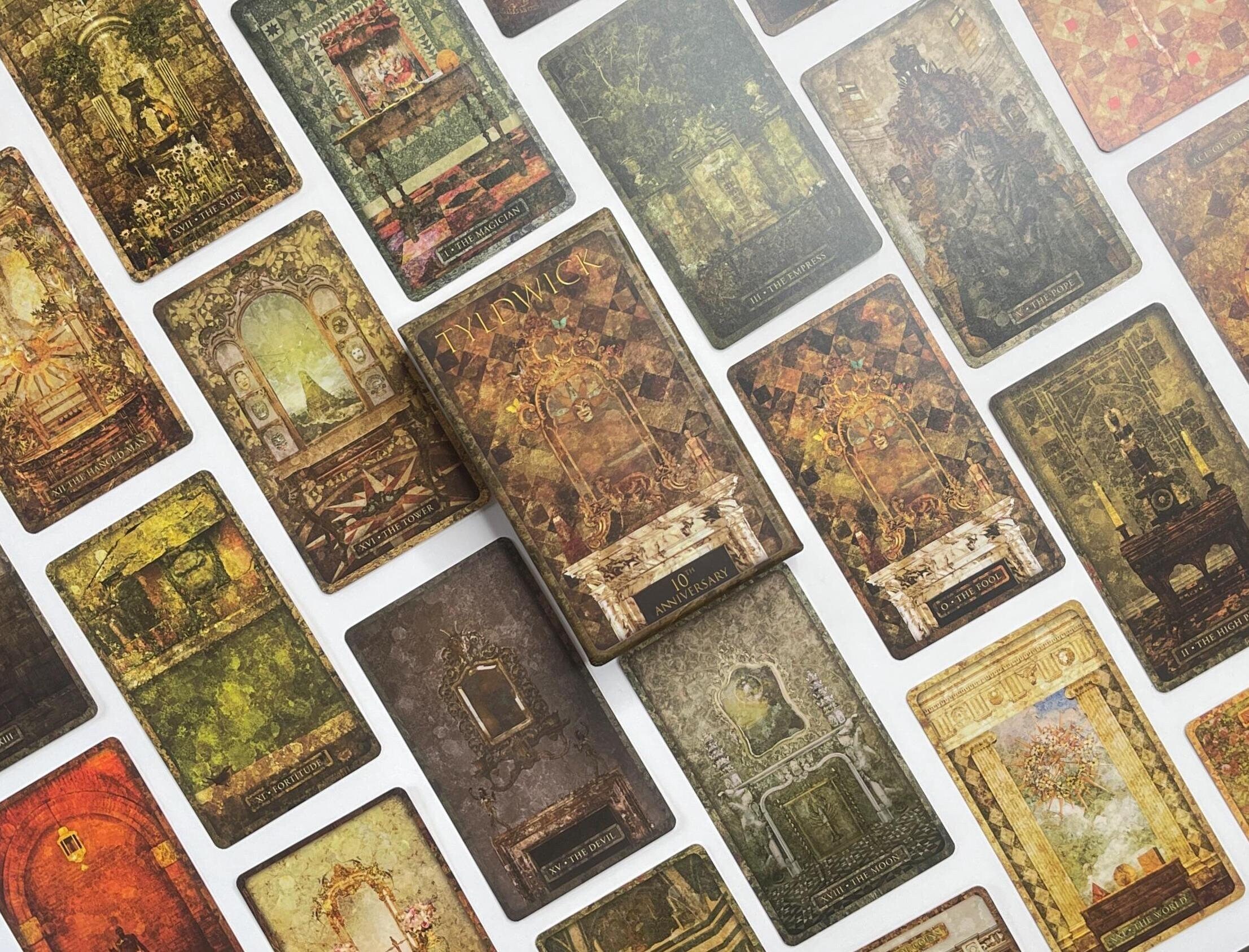 【爆買い！】 Tyldwick 10th Anniversary, 78 Card Tarot Deck With Guidebook 趣味+スポーツ+実用