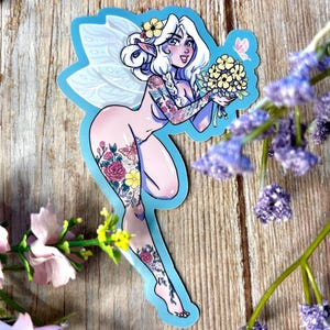 Sticker fee Cutie | Getatoeëerde bloem Faerie gestanste sticker | Sexy schattige pin-upkunst