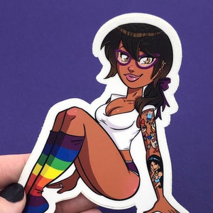 Tätowierte Cartoon Fan Girl Aufkleber | Sexy süßes Pop Kultur Pin-up Kunst | Gestanzte Aufkleber