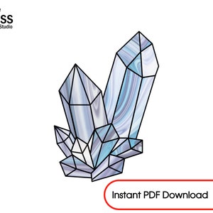 Può includere: Un'illustrazione digitale di un cristallo con un motivo a marmo blu e bianco. Il cristallo è delineato in nero e ha una forma geometrica.
