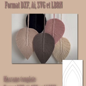 Op de afbeelding: Vier macramé-veren wanddecoraties in verschillende kleuren, waaronder zwart, bruin, roze en beige. Een sjabloon voor het maken van het verenontwerp is te zien in de rechterbenedenhoek van de afbeelding. De tekst "Gabarit pour macramé Format DXF, AI, SVG et LBRN" staat bovenaan de afbeelding. De tekst "Macrame template Format DXF, AI, SVG and LBRN" staat onderaan de afbeelding.