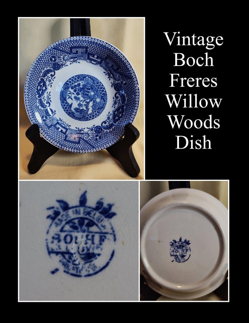 Peut inclure: Une assiette Boch Freres Willow Woods vintage. L'assiette en c&eacute;ramique bleue et blanche pr&eacute;sente un motif de paysage d&eacute;taill&eacute;. L'assiette est pr&eacute;sent&eacute;e sur un support noir. Le texte "Vintage Boch Freres Willow Woods Dish" est visible.