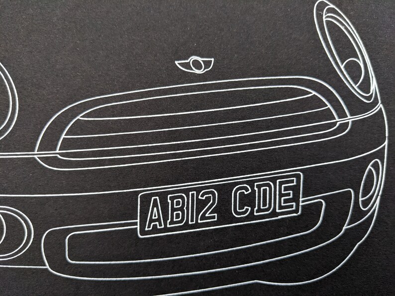 Puede incluir: Dibujo lineal blanco de la parte delantera de un Mini Cooper sobre fondo negro. Se ven los faros, la parrilla y la matr&iacute;cula con el texto "ABI2 CDE".