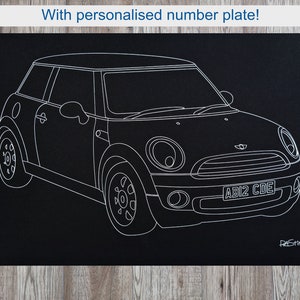 Puede incluir: Dibujo lineal en blanco y negro de un Mini Cooper con una matr&iacute;cula personalizada. El coche est&aacute; representado en un estilo minimalista, con l&iacute;neas blancas que delinean las caracter&iacute;sticas del veh&iacute;culo sobre un fondo negro. El texto "With personalised number plate!" est&aacute; en la parte superior.