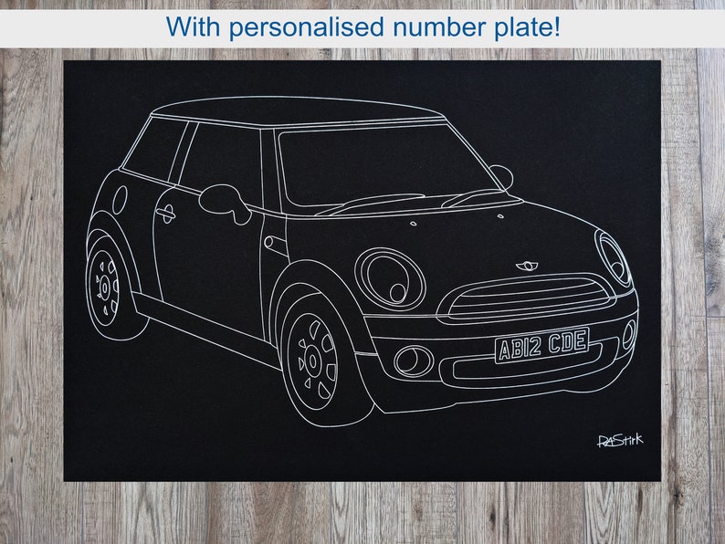 Puede incluir: Dibujo lineal en blanco y negro de un Mini Cooper con una matr&iacute;cula personalizada. El coche est&aacute; representado en un estilo minimalista, con l&iacute;neas blancas que delinean las caracter&iacute;sticas del veh&iacute;culo sobre un fondo negro. El texto "With personalised number plate!" est&aacute; en la parte superior.