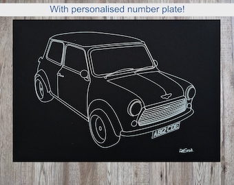 Puede incluir: Un dibujo lineal blanco de un coche Mini Cooper clásico sobre un fondo negro. El coche tiene una matrícula personalizada. El texto en la parte superior dice: "¡Con matrícula personalizada!"