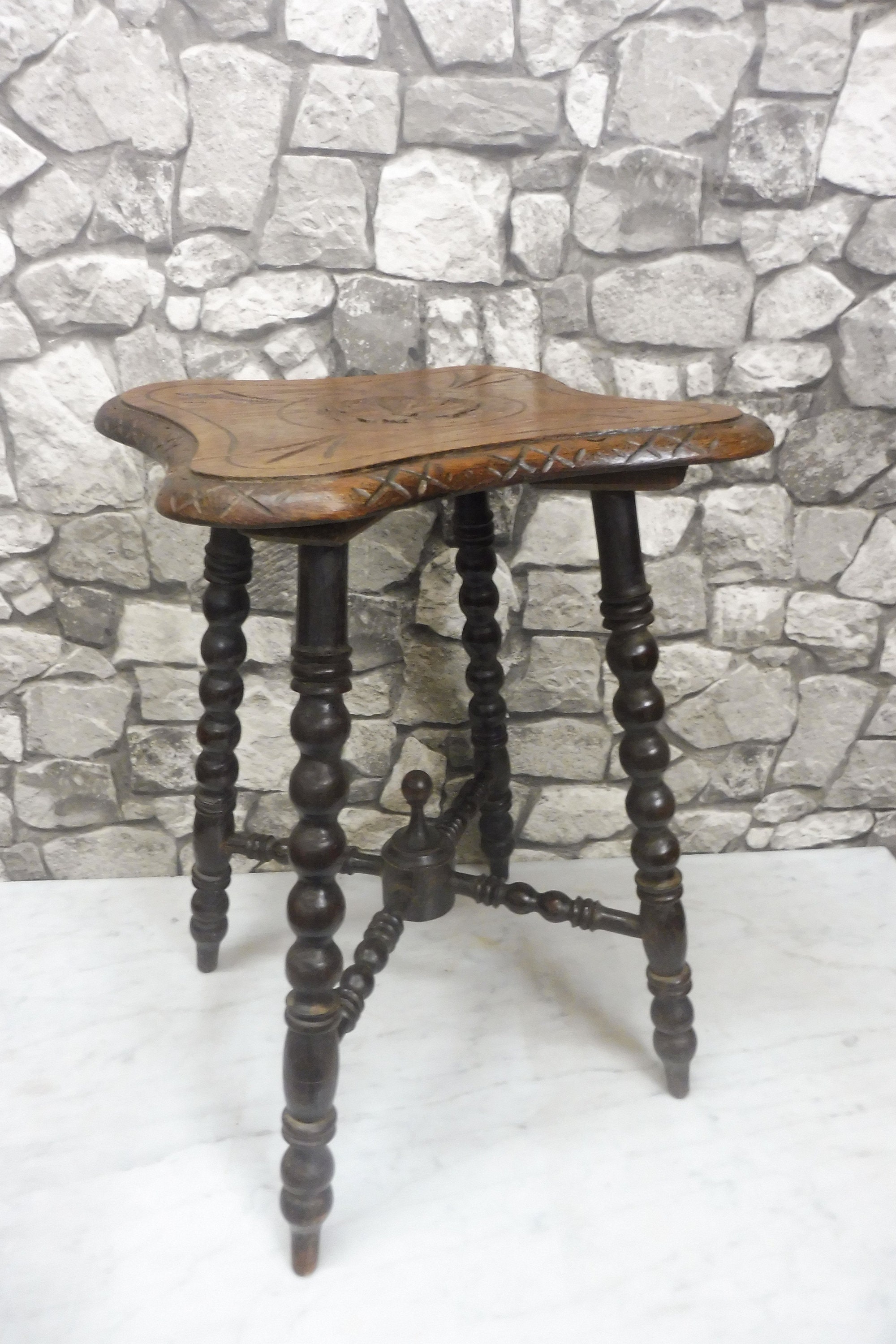 Tabouret Art And Craft , En Chêne Et Laiton, Circa 1900