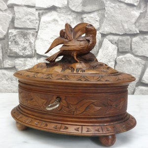 Joyero antiguo de la Selva Negra de madera tallada