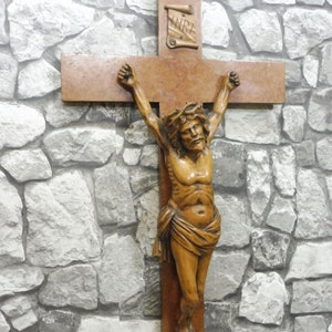 Antikes Kruzifix-Wandkreuz aus geschnitztem Holz, religiös