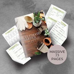 Könnte beinhalten: Ein braunes und weißes Buch mit dem Titel "The Ultimate Garden Planner" mit einem Holzhintergrund und Topfpflanzen. Das Buch hat 73 Seiten und ist ein druckbarer Planer für Gärtner.
