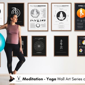 Pu&ograve; includere: Un set di otto stampe d'arte da parete di yoga e meditazione in bianco e nero con una donna che tiene una palla da esercizi blu in primo piano. Le stampe presentano varie pose di yoga, simboli e testo in giapponese e inglese. Il testo sulle stampe include "Full Moon Meditation", "Box Breathing Meditation", "Karma Meditation", "Chakra Meditation", "Balance", "Moon Phases", "大光明", e "本件完".