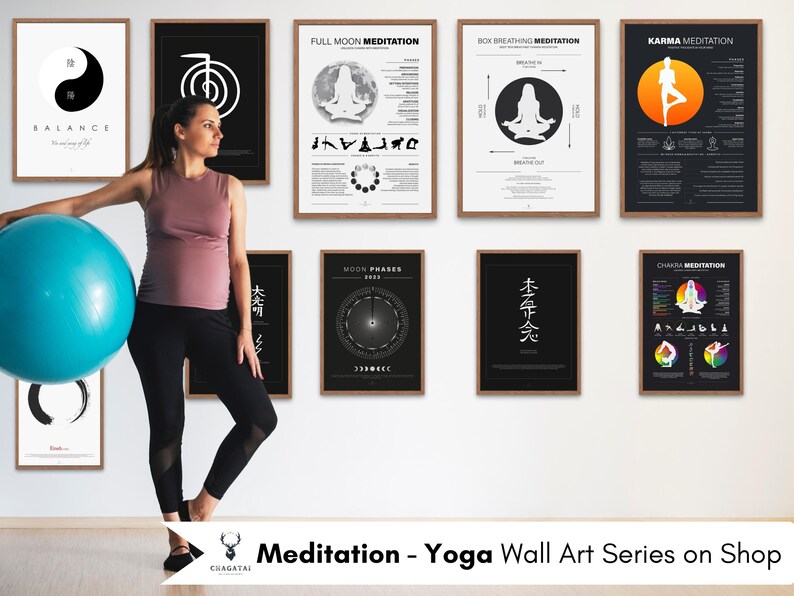 Pu&ograve; includere: Un set di otto stampe d'arte da parete di yoga e meditazione in bianco e nero con una donna che tiene una palla da esercizi blu in primo piano. Le stampe presentano varie pose di yoga, simboli e testo in giapponese e inglese. Il testo sulle stampe include "Full Moon Meditation", "Box Breathing Meditation", "Karma Meditation", "Chakra Meditation", "Balance", "Moon Phases", "大光明", e "本件完".