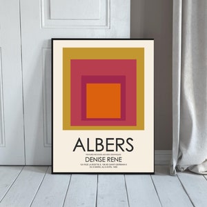 K&ouml;nnte beinhalten: Ein Poster mit minimalistischem Design, das eine Reihe von Quadraten in Rot-, Orange- und Gelbt&ouml;nen zeigt. Das Poster tr&auml;gt den Titel "Albers" und enth&auml;lt den Namen der K&uuml;nstlerin "Denise Rene" sowie die Adresse der Galerie "10 rue de la Boetie, 75008 Paris, France".