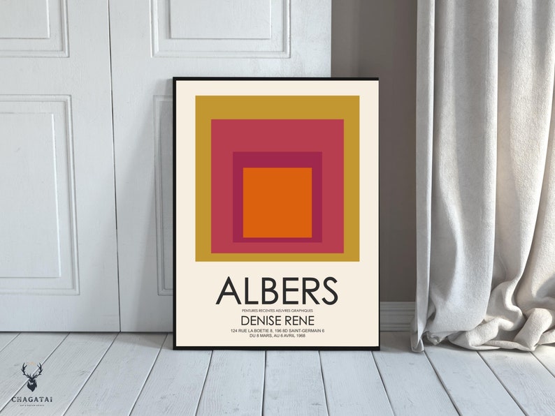 K&ouml;nnte beinhalten: Ein Poster mit minimalistischem Design, das eine Reihe von Quadraten in Rot-, Orange- und Gelbt&ouml;nen zeigt. Das Poster tr&auml;gt den Titel "Albers" und enth&auml;lt den Namen der K&uuml;nstlerin "Denise Rene" sowie die Adresse der Galerie "10 rue de la Boetie, 75008 Paris, France".