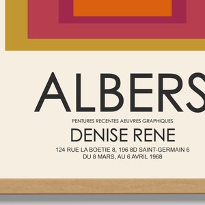 K&ouml;nnte beinhalten: Ein gerahmtes Poster mit einem geometrischen Design in Orange-, Rot- und Gelbt&ouml;nen. Das Poster zeigt den Text "ALBERS" in Schwarz, gefolgt von "PENTURES RECENTES AEUVRES GRAPHIQUES", "DENISE RENE", "124 RUE LA BOETIE 8, 196 8D SAINT-GERMAIN 6" und "DU 8 MARS, AU 6 AVRIL 1968".