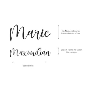 May include: A visual representation of how the height of a name written in cursive is affected by the number of letters. The name "Marie" is taller than the name "Maximilian" because it has fewer letters. The text "selbe Breite" is written below the names, indicating that the names have the same width.
