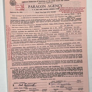 Könnte beinhalten: Rustikales Holzschild mit dem handgeschriebenen Text "Welcome to our home". Das rechteckige Schild hat eine verwitterte Oberfläche und ein schlichtes, einladendes Design. Es ist für die Innen- oder Außendekoration gedacht.