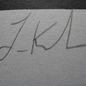 Puede incluir: Firma manuscrita en tinta negra sobre fondo blanco. La firma dice "J-KL".