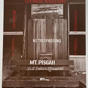 Op de afbeelding: Een concertposter voor Cowboy Junkies en Lucinda Williams in The Fillmore. De poster bevat een zwart-witfoto van een houten bank voor een gebouw met de tekst NO TRESPASSING, MONDAY JUNE 5 en TUESDAY JUNE 6.