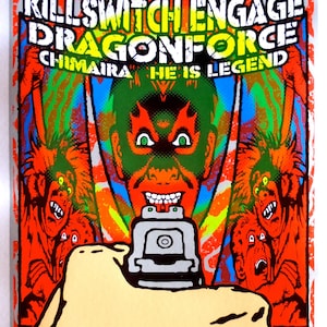Op de afbeelding: Een concertposter met een kleurrijk, grafisch ontwerp met een rood gezicht met groene ogen dat een pistool vasthoudt. De poster adverteert een concert met de bands Killswitch Engage, DragonForce, Chimaira en He Is Legend. Het concert is gepland voor zaterdag 31 maart 2007 in het Fillmore Auditorium.